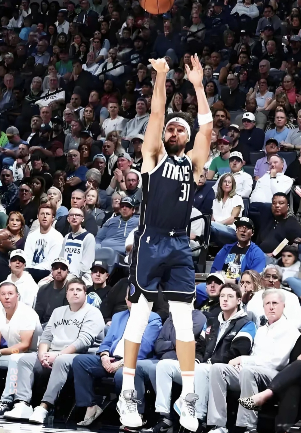 四川队险胜独行侠，库里关键制胜